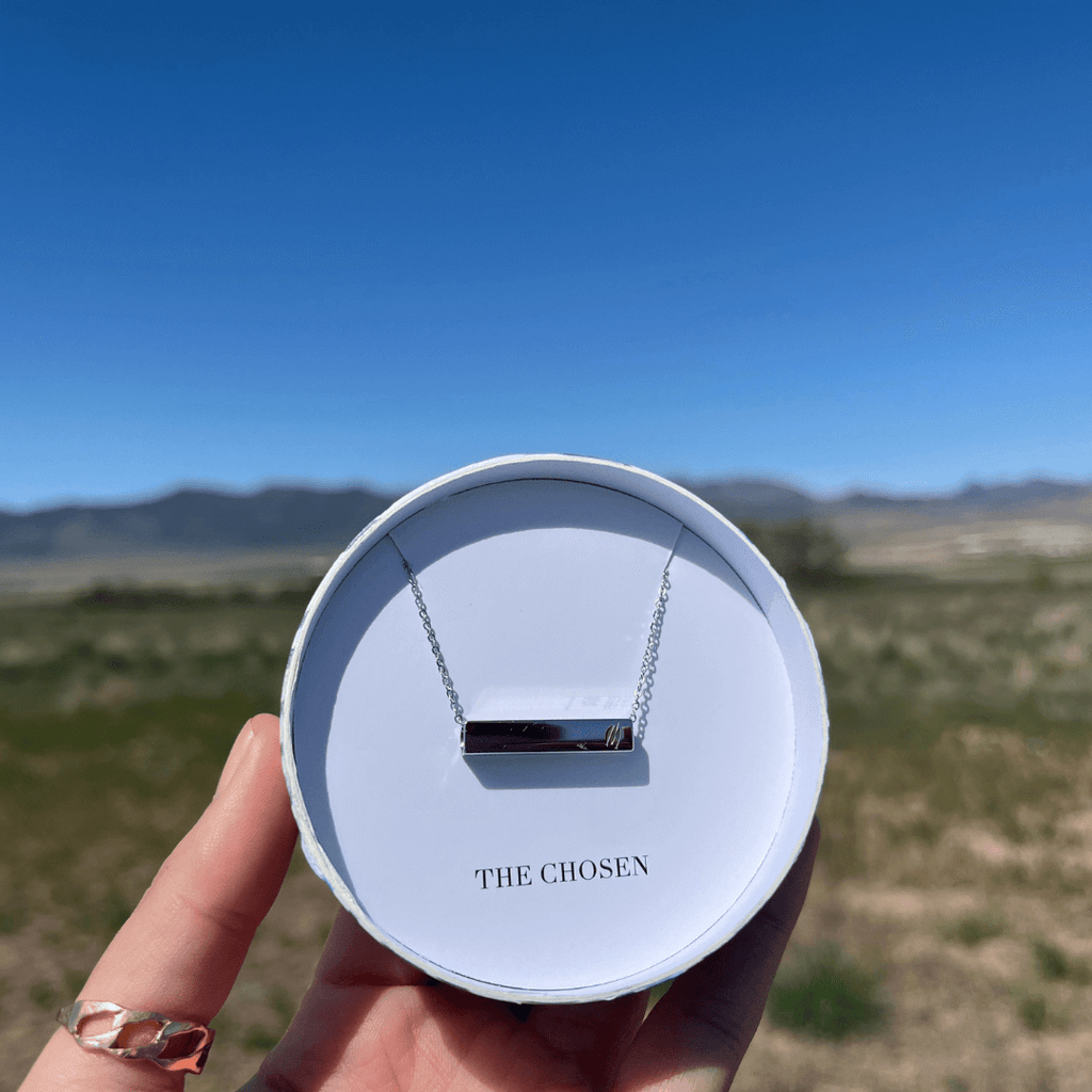 Det valda fyrsidiga halsbandet Silver