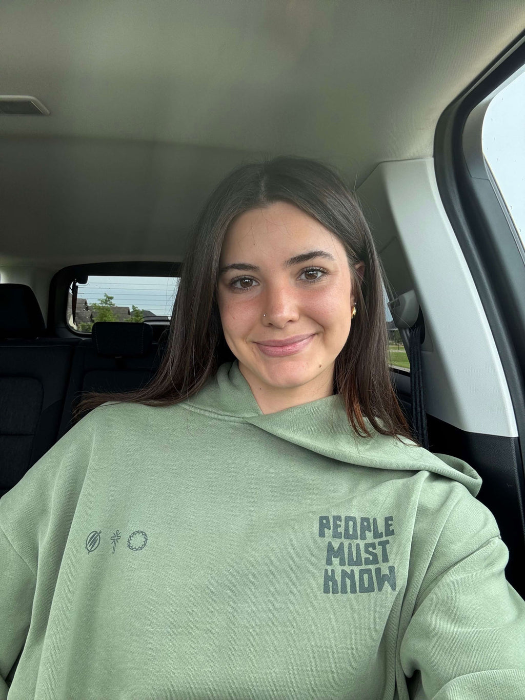 Bluza z kapturem „Ludzie muszą wiedzieć”.