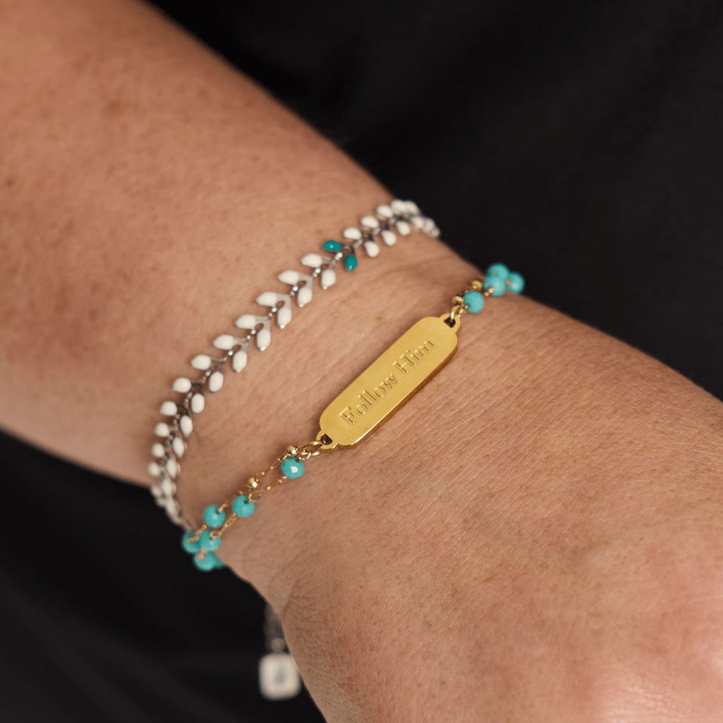 उसके कंगन का पालन करें