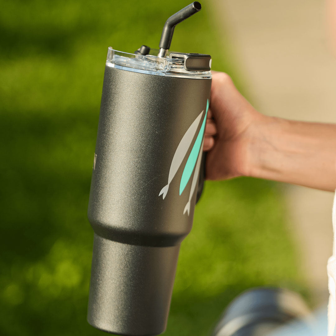 Kolme kalaa 40 unssin juomalasi