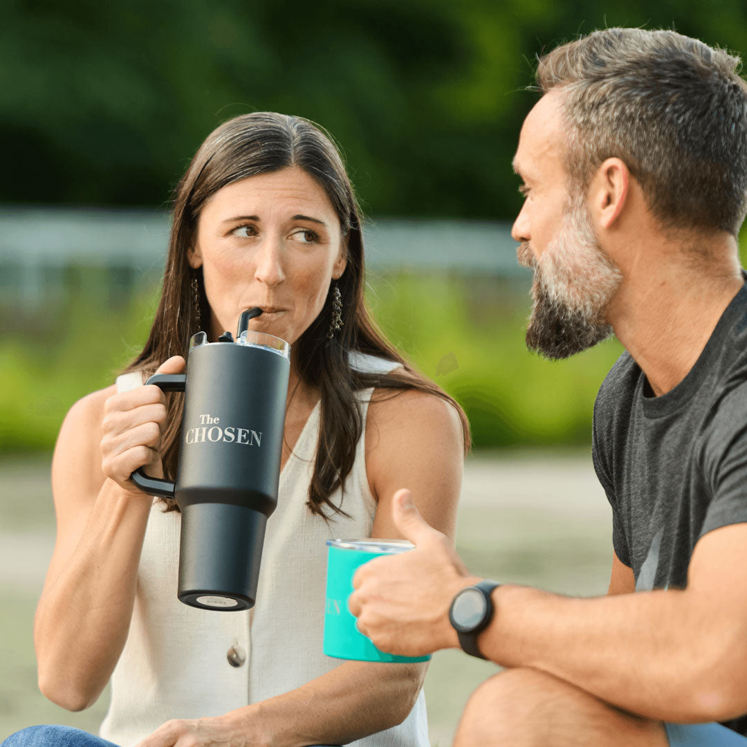 Kolme kalaa 40 unssin juomalasi